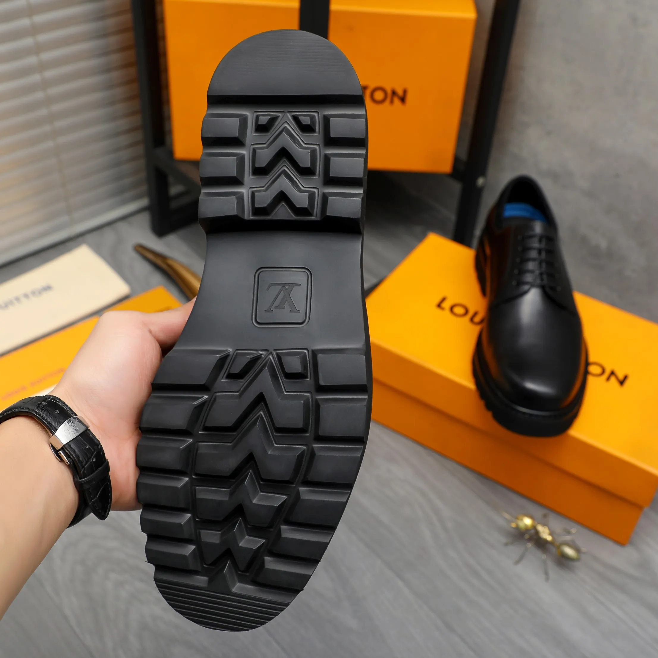Men's shoes 💰p480 Product trademark: LV (Louis Vuitton) business lace-up leather shoes Regular size: 38-45 (45 is custom-made and non-returnable) Product materials: Selected high-quality cowhide upper, cowhide lining, original rubber outsole
